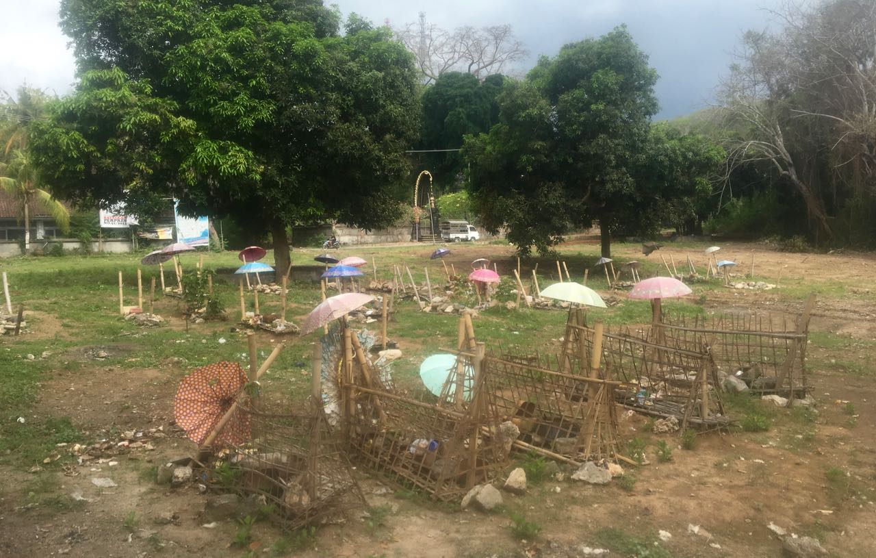 Gräber auf Lembogan in Indonesien